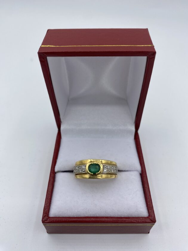 Bague-or-jaune-emeraude-et-eclats-de-diamants