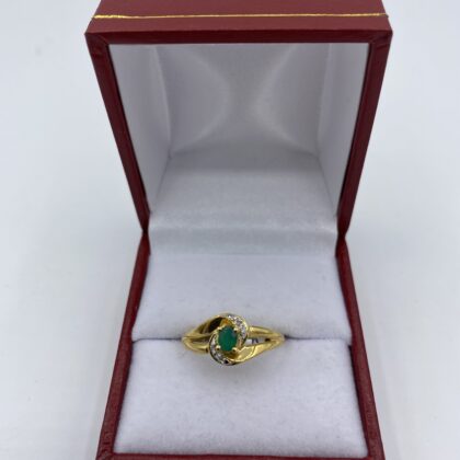 Bague-or-jaune-sertie-1-emeraude-et-diamants