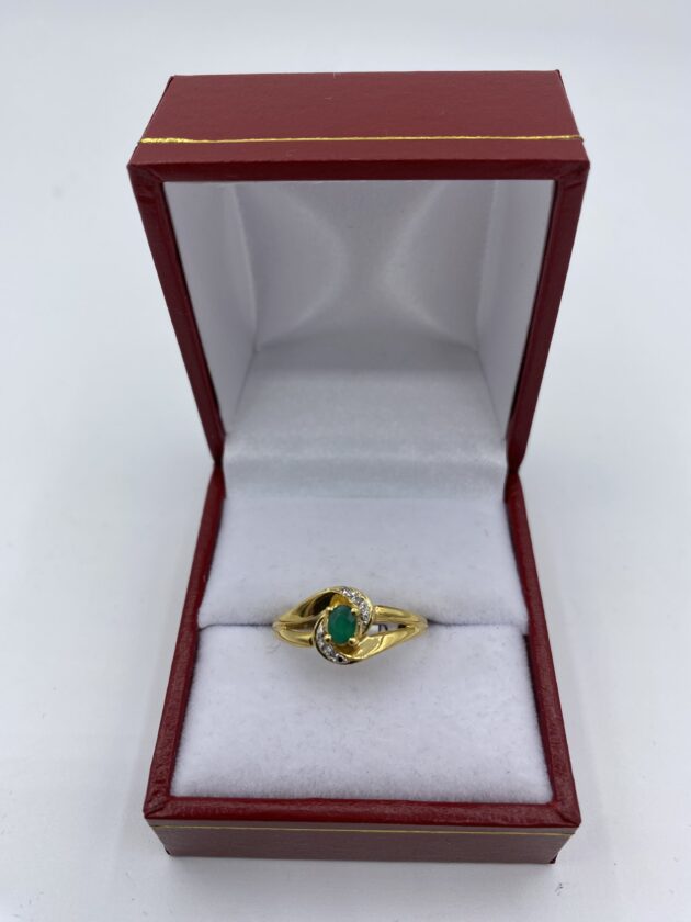 Bague-or-jaune-sertie-1-emeraude-et-diamants