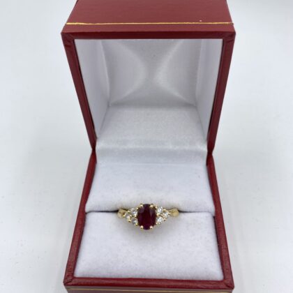Bague-or-jaune-sertie-griffe-rubis-et-6-diamants