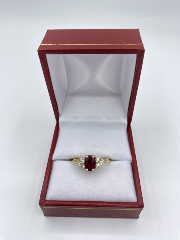 Bague-or-jaune-sertie-griffe-rubis-et-6-diamants