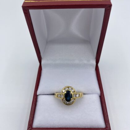 Bague-or-jaune-sertie-griffe-saphir-et-sertie-clos-diamants