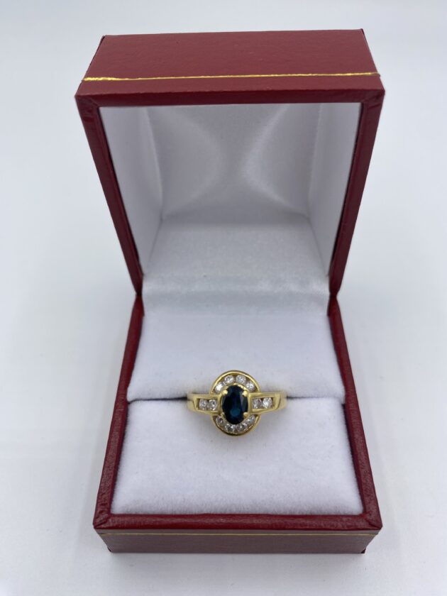 Bague-or-jaune-sertie-griffe-saphir-et-sertie-clos-diamants