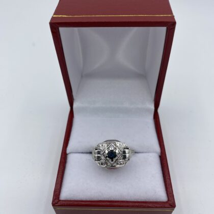 Bague-tank-or-blanc-sertie-griffe-saphir