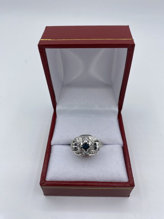 Bague-tank-or-blanc-sertie-griffe-saphir