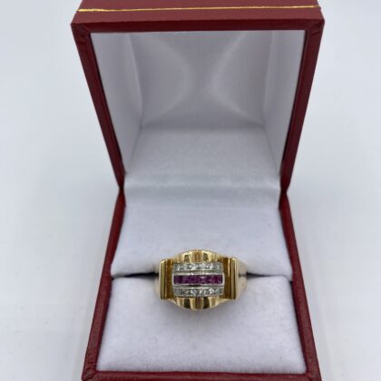 Bague-tank-or-jaune-sertie-clos-rubis-et-diamants
