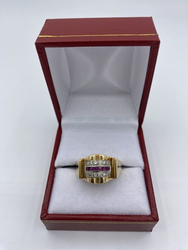 Bague-tank-or-jaune-sertie-clos-rubis-et-diamants