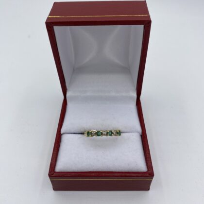 Bague-type-alliance-or-jaune-et-4-emeraudes