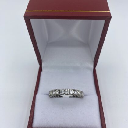Bague-type-alliance-tour-complet-or-blanc-et-diamants
