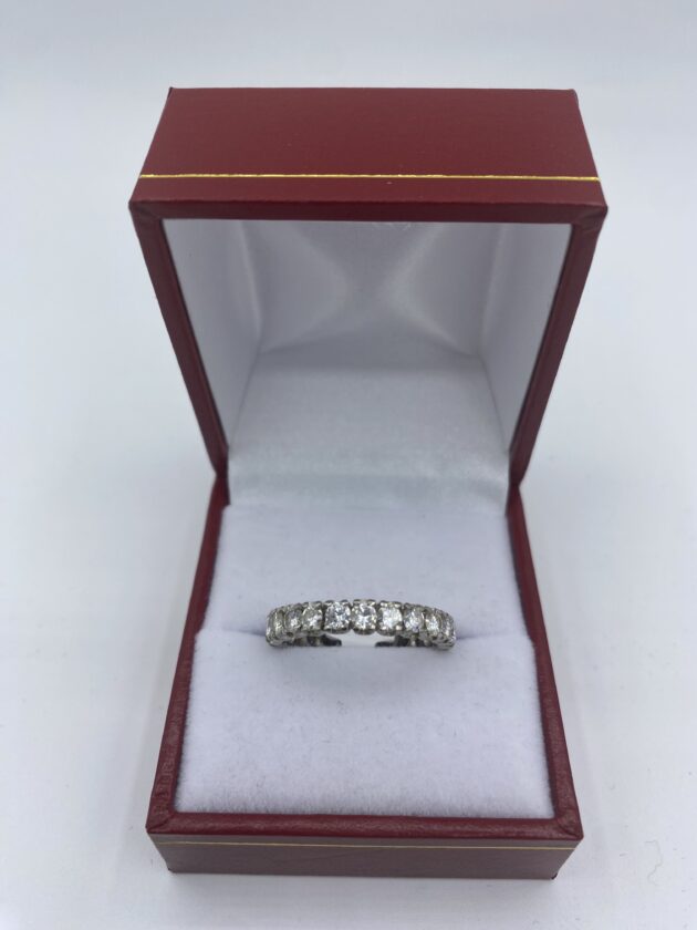 Bague-type-alliance-tour-complet-or-blanc-et-diamants