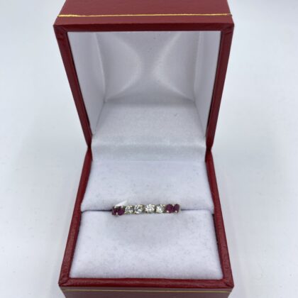 Bague-type-alliance-tour-complet-rubis-et-diamants