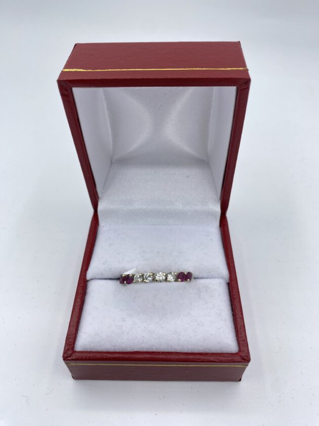 Bague-type-alliance-tour-complet-rubis-et-diamants