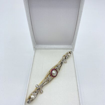 Broche-or-blanc-et-jaune-rubis-batons-diamants-et-perles-de-culture