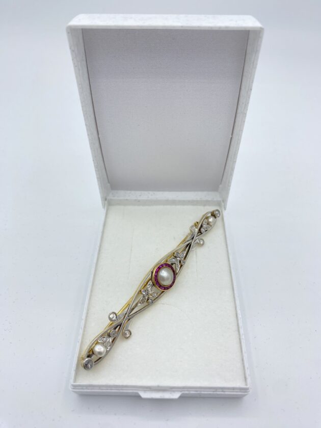 Broche-or-blanc-et-jaune-rubis-batons-diamants-et-perles-de-culture