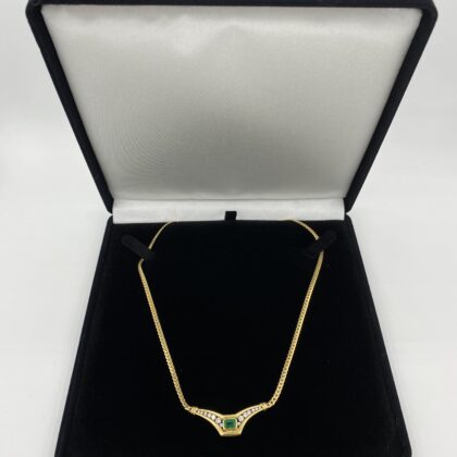 Collier-or-jaune-sertie-clos-diamants-et-emeraude-centrale