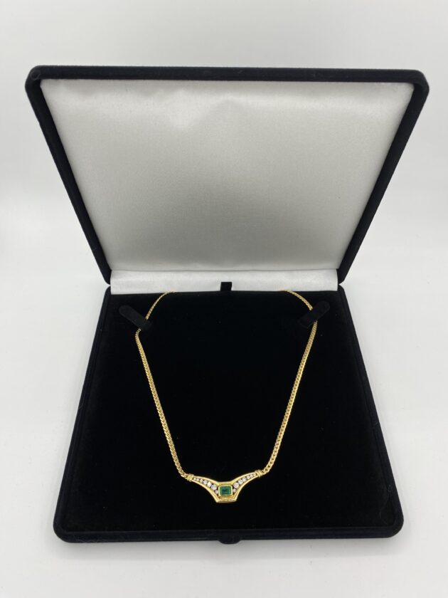 Collier-or-jaune-sertie-clos-diamants-et-emeraude-centrale
