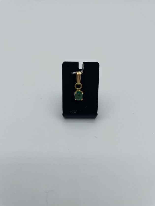 Pendentif-en-or-jaune-emeraude-sertie-griffe
