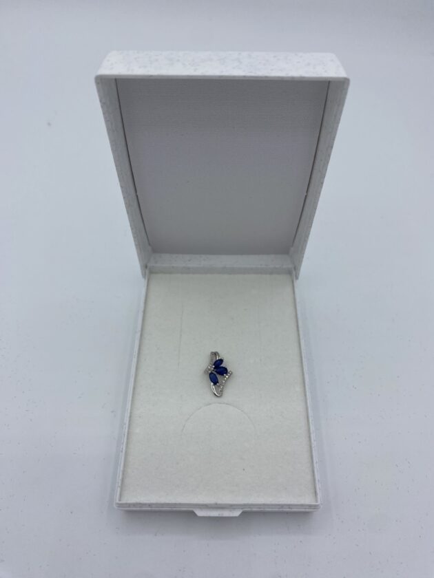 Pendentif-or-blanc-et-3-saphirs