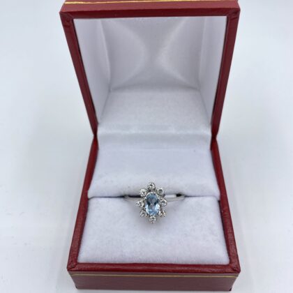 Bague-marguerite-or-blanc-diamants-et-aigue-marine-centrale