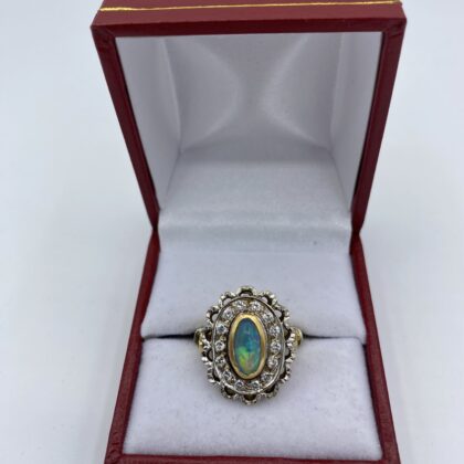 Bague-or-blanc-et-jaune-avec-une-opale-au-milieu