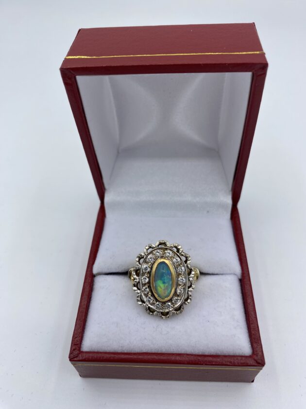 Bague-or-blanc-et-jaune-avec-une-opale-au-milieu