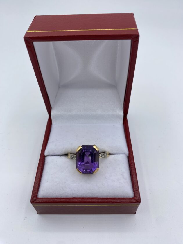 Bague-or-jaune-18k-Amethyste-centrale-et-diamants