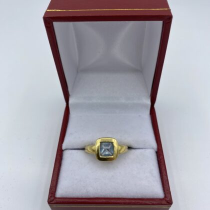 Bague-or-jaune-carree-aigue-marine-centrale