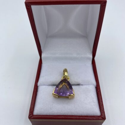Pendentif-or-jaune-et-amethyste-centrale
