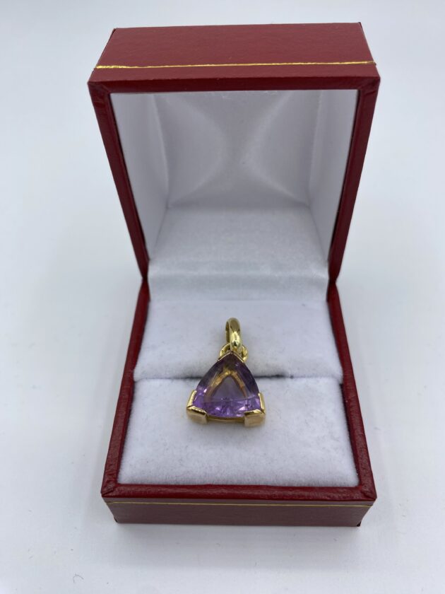 Pendentif-or-jaune-et-amethyste-centrale