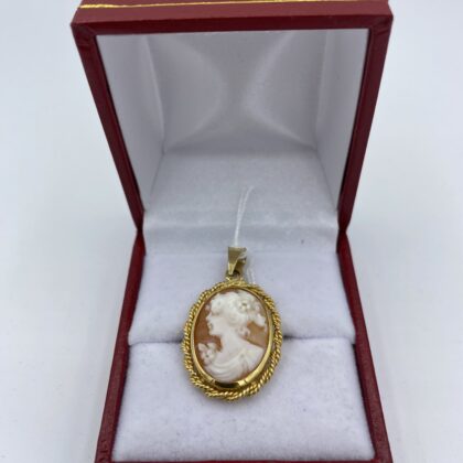 Pendentif-or-jaune-et-came