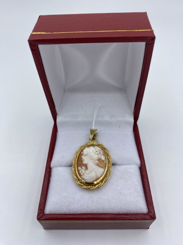 Pendentif-or-jaune-et-came