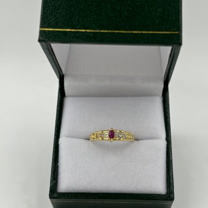 Bague or jaune ciselée Rubis