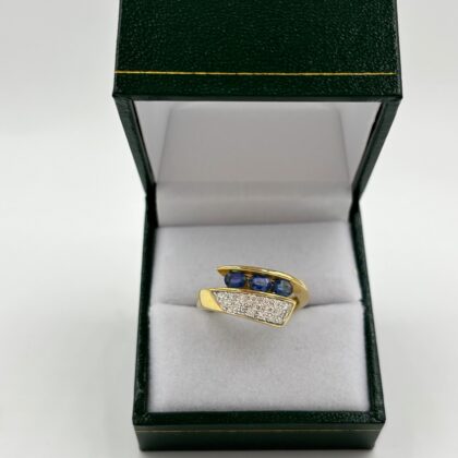 Bague 3 Saphirs et pavage diamants