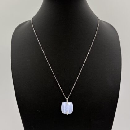 Collier or blanc et Calcédoine