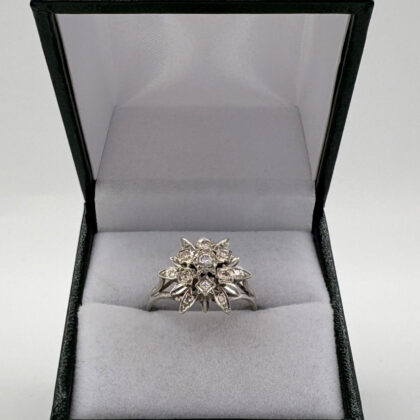 Bague or blanc Fleur en pointe et diamants