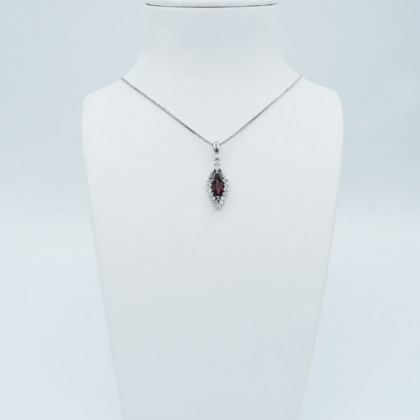 Collier or blanc Orné d'un pendentif sertie d'une pierre rose et de diamants