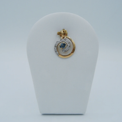 Pendentif deux or en 18 carats sertie Saphir bleu et de diamants