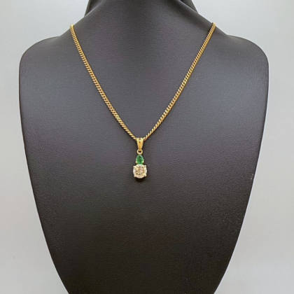 Collier or jaune sertie d'un pendentif Diamant de 0,95 carats et Emeraude