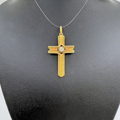 Pendentif croix travaillé / ciselé - or jaune sertie d'un Diamant central