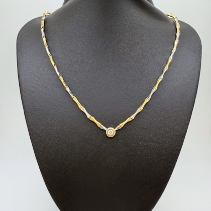 Collier or blanc et jaune sertie d'un diamant taille Moderne 38 cm