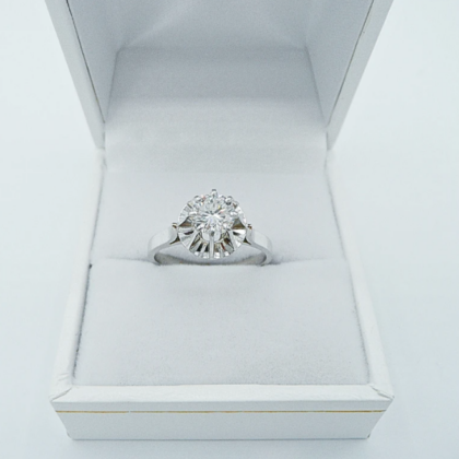 Solitaire or blanc 18 carats sertie d'un diamant d'environ 0,60 carats
