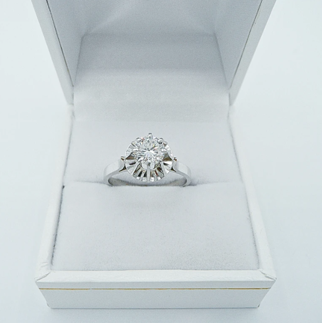 Solitaire or blanc 18 carats sertie d'un diamant d'environ 0,60 carats