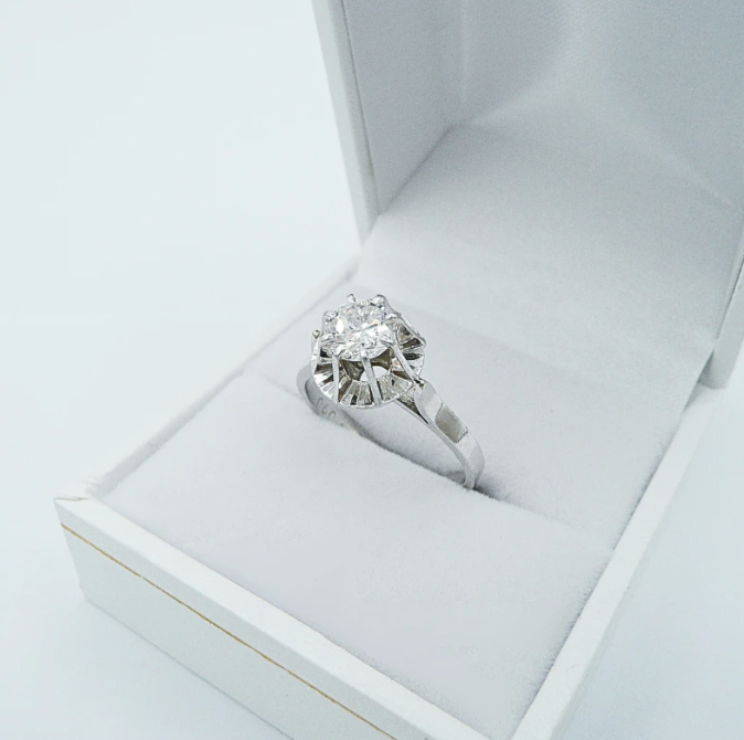 Solitaire or blanc 18 carats sertie d'un diamant d'environ 0,60 carats – Image 2