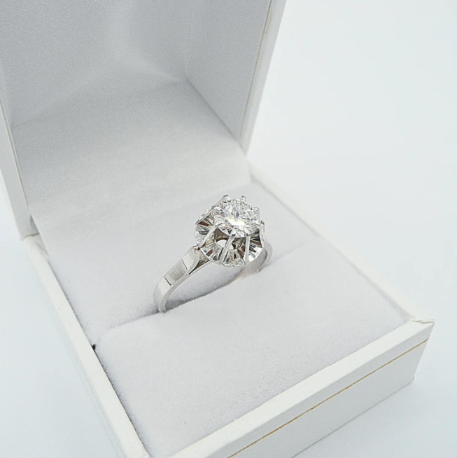 Solitaire or blanc 18 carats sertie d'un diamant d'environ 0,60 carats – Image 3