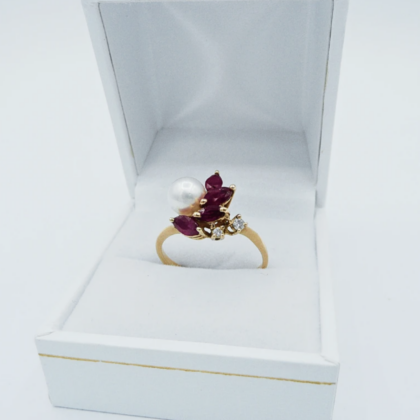Bague Or jaune 18 carats Florale Sertie de diamants - rubis et perle