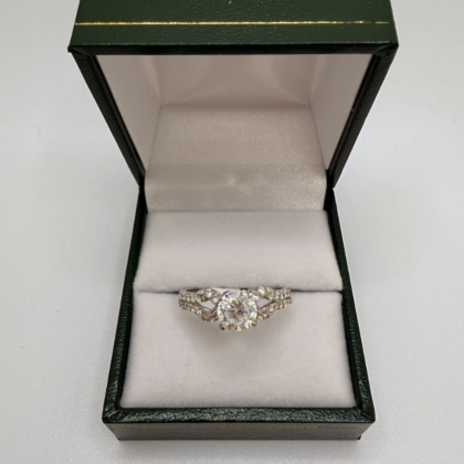 Bague Or blanc 18 Carats  sertie de Pierres blanches