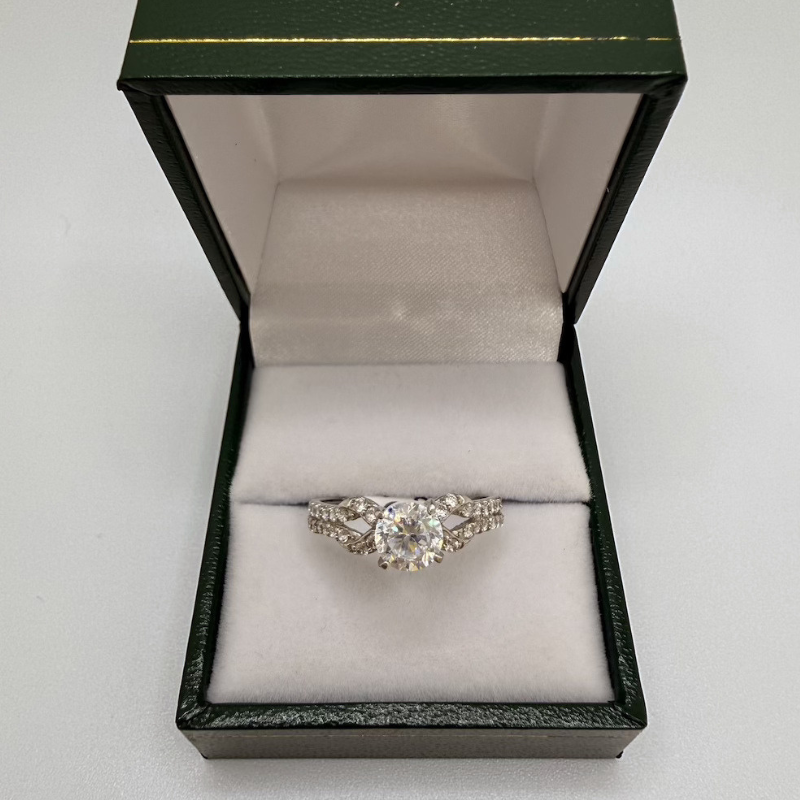 Bague Or blanc 18 Carats sertie de Pierres blanches