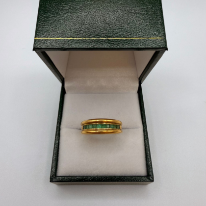 Bague type "Alliance" or jaune sertie Emeraudes x10 en rail