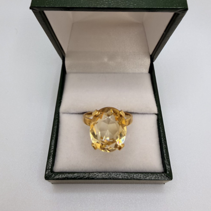 Bague en Or jaune sertie d'une pierre jaune