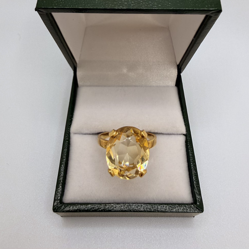 Bague en Or jaune sertie d'une pierre jaune